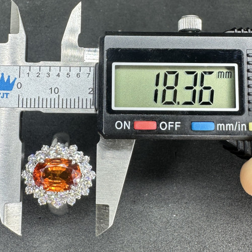 แหวน บุษราคัม ซีลอน 3.50 กะรัต  ล้อมเพชร 24/1.32 กะรัต ทอง18K ขนาด 59.5 พร้อม Cert. นน. 8.04 g 7