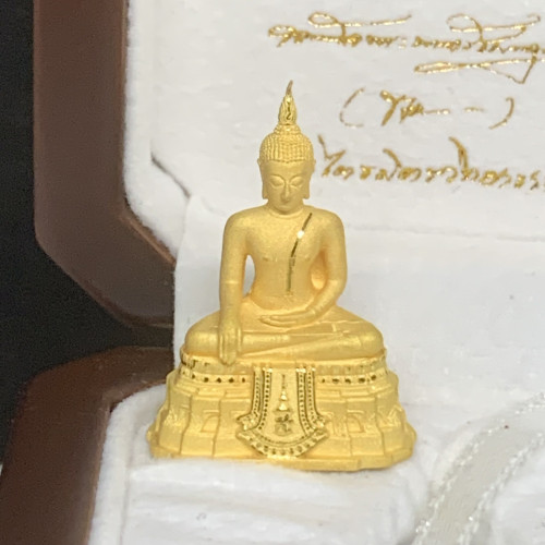 พระพุทธรูปทองคำ วัดไตรมิตร เนื้อทองคำ (ทอง96.5%) ปี 2567 ตอกโค้ด ๒๖๗๒ มูลนิธิรามาธิบดี สร้างรพ.ใหม่