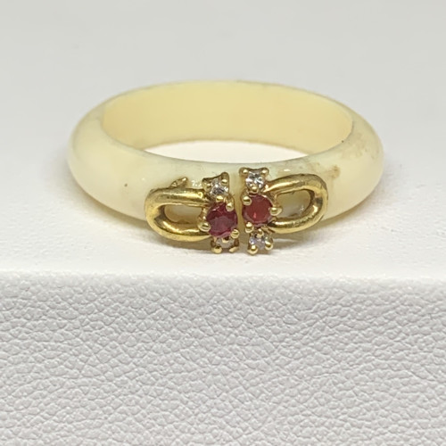 แหวน งานแกะสลัก ทับทิม ฝังเพชร 4 เม็ด 0.02 กะรัต ทอง18K ขนาด 56.5 นน. 1.75 g