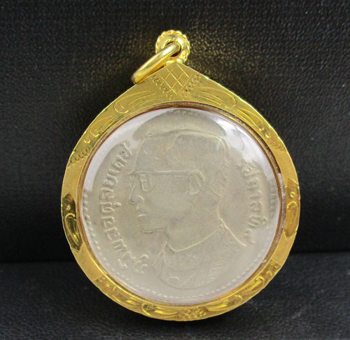 เหรียญ 5 บาท รัชกาลที่ 9 หลังพญาครุฑ รัฐยาลไทย ปี 2535 เลี่ยมทองเก่า นน. 13.58 g