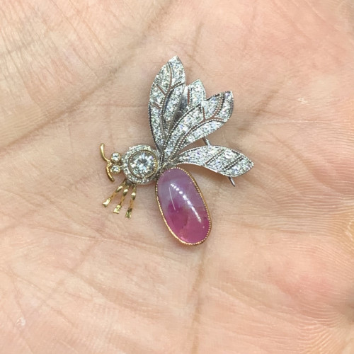 เข็มกลัด ผึ้ง ทับทิม พม่า กิมบ่อเซี่ยง ฝังเพชร 49 เม็ด 0.60 กะรัต ทอง14K + งานทองขาวโบราณ (ปาหะ) นน. 3