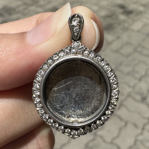 ล๊อคเกต ล้อมเพชร 40 เม็ด 0.40 กะรัต งานทองขาวโบราณ(ปาหะ) นน. 4.54 g