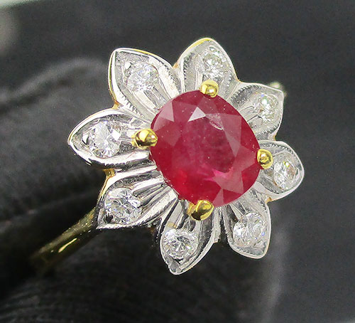 แหวน พลอยแดง ทรงดอกไม้ ล้อมเพชร 8 เม็ด 0.16 กะรัต ทอง90 งานสวยมาก นน. 2.89 g