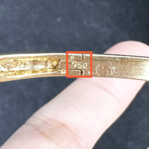 กำไล ไพลินแถว คั่นเพชร Princess 6 เม็ด 0.30 กะรัต ทอง18K ความกว้าง 5.20 x 5.70 ซม. นน. 20.46 g 5
