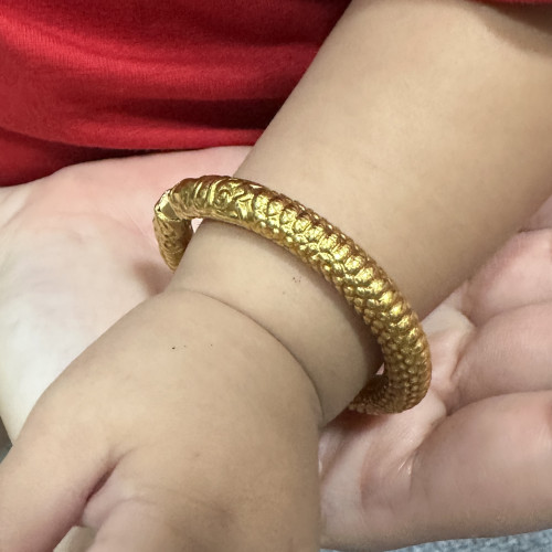 กำไลข้อมือ + ข้อเท้าเด็ก กิมปัง ตัว C แกะลาย เกล็ดมังกร ความกว้าง 4.00 ซม. นน. 29.90 g 4