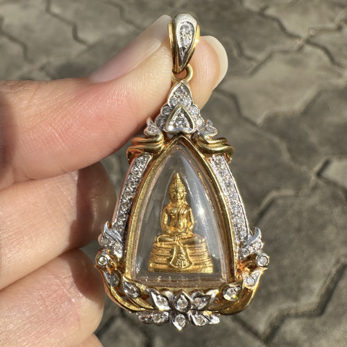 หลวงพ่อโสธร ญสส. เนื้อทองคำ กรอบทอง ฝังเพชร 42 เม็ด 0.42 กะรัต นน. 10.83 g