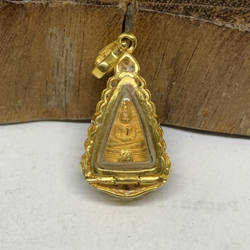 หลวงพ่อโสธร เนื้อทองคำ กรอบทอง ฝังเพชร 33 เม็ด 0.36 กะรัต เลี่ยมทอง75-90% นน. 5.13 g 1