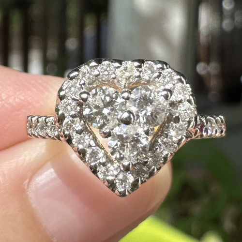 แหวน เพชร กระจุกหัวใจ 3/0.30 ct ล้อมเพชร 18/0.18 ct บ่าข้าง 8 เม็ด 0.08 กะรัต ทอง18K ขนาด 47 นน. 3.8