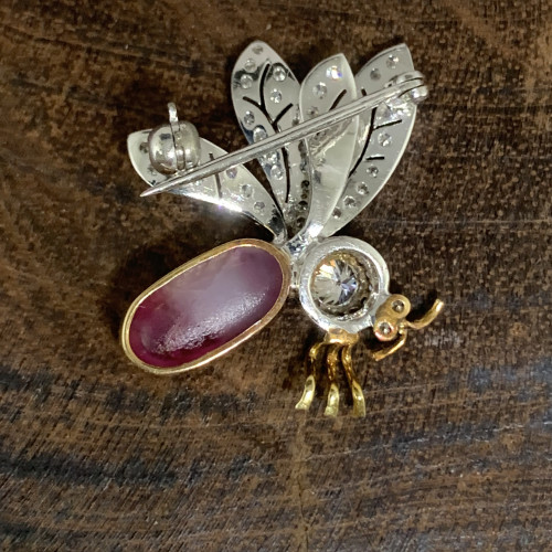 เข็มกลัด ผึ้ง ทับทิม พม่า กิมบ่อเซี่ยง ฝังเพชร 49 เม็ด 0.60 กะรัต ทอง14K + งานทองขาวโบราณ (ปาหะ) นน. 1