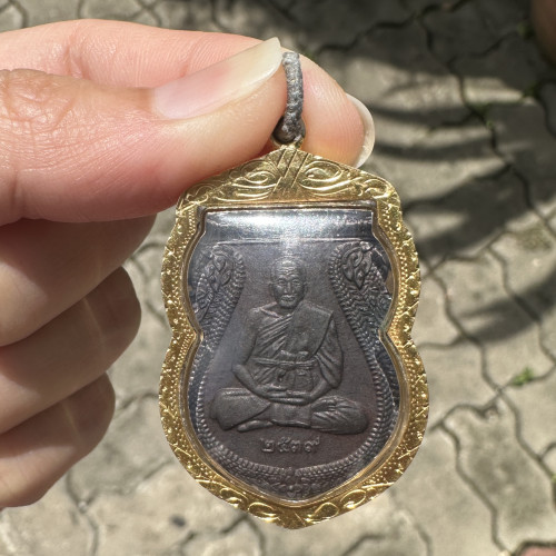 หลวงพ่อเปิ่น วัดบางพระ ปี 2539 เนื้อทองแดงรมดำ เลี่ยมทอง75-90% นน. 16.11 g