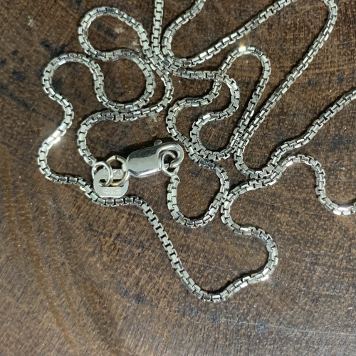 สร้อยคอ อิตาลี750 ทอง18Kขาว ลายโซ่เหลี่ยม รอบเส้น ความยาว 16 นิ้ว นน. 3.27 g