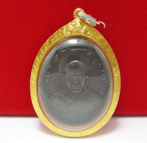 เหรียญ พระครูญาณวิลาศ (หลวงพ่อแดง) อายุ 82 ปี พ.ศ.2503 เลี่ยมทอง ยกซุ้ม นน.17.36 g