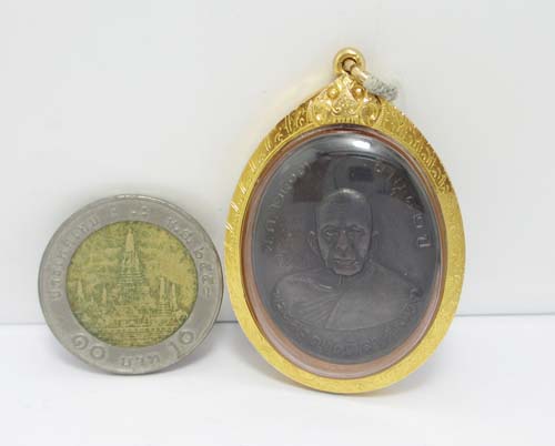 เหรียญ พระครูญาณวิลาศ (หลวงพ่อแดง) อายุ 82 ปี พ.ศ.2503 เลี่ยมทอง ยกซุ้ม นน.17.36 g 2
