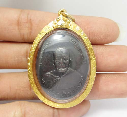 เหรียญ พระครูญาณวิลาศ (หลวงพ่อแดง) อายุ 82 ปี พ.ศ.2503 เลี่ยมทอง ยกซุ้ม นน.17.36 g 3
