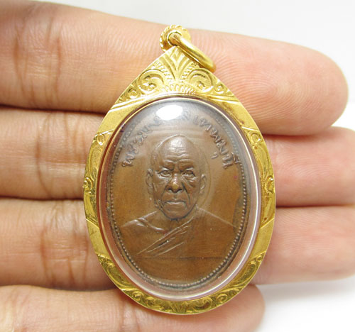 เหรียญ พระมงคลเทพมุนี หลวงพ่อสด วัดปากน้ำ ภาษีเจริญ ธนบุรี เนื้อทองแดง เลี่ยมทอง90 นน. 11.58 g 3