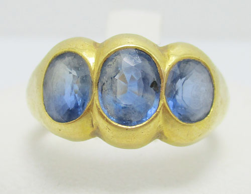 แหวน ไพลินกาญจนบุรี 3 เม็ด 3.50 กะรัต ทอง90 งานเก่า หลุดจำนำ นน. 6.02 g