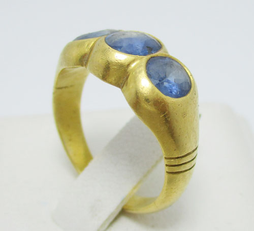 แหวน ไพลินกาญจนบุรี 3 เม็ด 3.50 กะรัต ทอง90 งานเก่า หลุดจำนำ นน. 6.02 g 2
