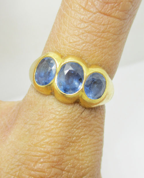 แหวน ไพลินกาญจนบุรี 3 เม็ด 3.50 กะรัต ทอง90 งานเก่า หลุดจำนำ นน. 6.02 g 3