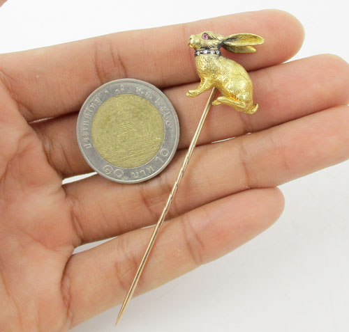เข็มกลัด กระต่าย ตาทับทิม ฝังเพชรซีก ลูกโลก ทอง18K  นน. 8.80 g 2