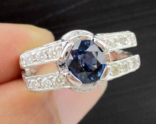 แหวน ไพลิน เจียร ฝังเพชรข้าง 48 เม็ด 1.00 กะรัต ทอง18K งานสวยมาก นน. 5.74 g