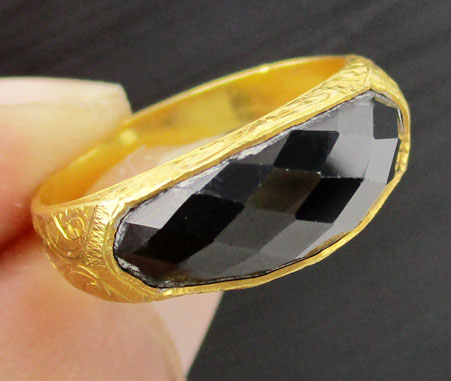 แหวน นิล เจียร ครึ่งหน้า แกะลาย ทอง90 งานเก่า หลุดจำนำ สวยมาก นน. 4.79 g