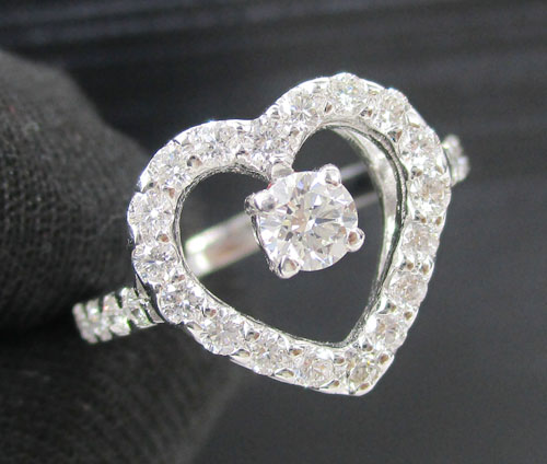แหวน เพชร ทรงหัวใจ 1/0.15 ct ล้อมเพชร 26/0.52 ct ทอง18Kขาว งานสวย น่ารักมาก นน. 2.85 g