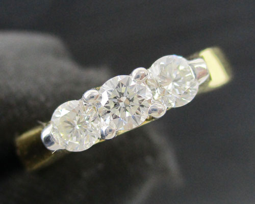 แหวน เพชรแถวชู 3 เม็ด 0.45 กะรัต ทอง90 งานเก่า หลุดจำนำ สวยมาก นน. 3.08 g