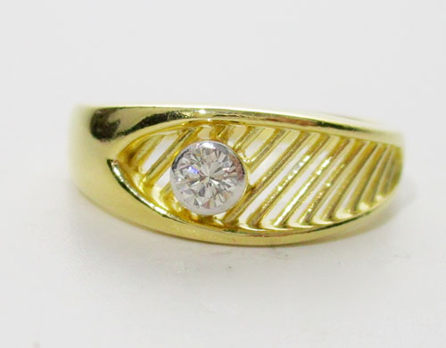 แหวน เพชรเดี่ยว ฉลุลาย 1 เม็ด 0.15 กะรัต ทอง18K หลุดจำนำ งานสวยมาก นน. 5.10 g 1