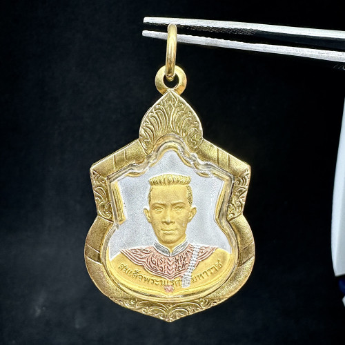 เหรียญ สมเด็จพระนเรศวรมหาราช หลัง สก. ตอกโค้ด สู้ เนื้อเงิน 3 กษัตริย์ เลี่ยมทองเก่า นน. 20.17 g