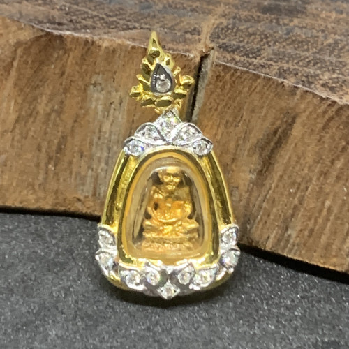 พระหลวงปู่ทวด เนื้อทองคำ เลี่ยมทอง18K ล้อมเพชร 15 เม็ด 0.15 กะรัต นน. 6.21 g