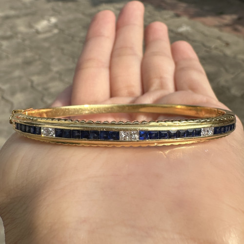 กำไล ไพลินแถว คั่นเพชร Princess 6 เม็ด 0.30 กะรัต ทอง18K ความกว้าง 5.20 x 5.70 ซม. นน. 20.46 g 1