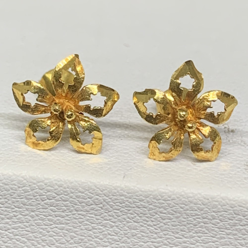 ต่างหู ทอง18K ลายดอกไม้ ฉลุลาย แป้นทอง90 นน. 1.07 g