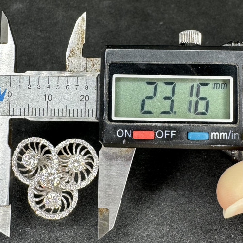 แหวน เพชรชู 1 เม็ด 0.43 กะรัต ฝังเพชร 3 เม็ด 0.80 กะรัต ล้อมเพชร 60 เม็ด 0.30 กะรัต ทอง18K นน. 9.20 5