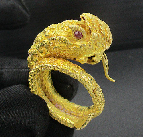 แหวน พญานาค ตาทับทิม แกะลาย รอบวง ทอง90 งานทองโบราณ นน. 31.34 g
