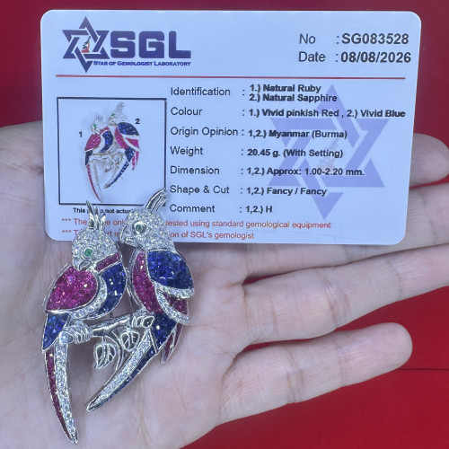 เข็มกลัด นกแก้ว ฝังทับทิม ไพลิน พม่า ฝังไร้หนาม เพชร 80/2.00 ct ทอง18K พร้อม Cert. งานสวยหรู ดูดีม้า 4