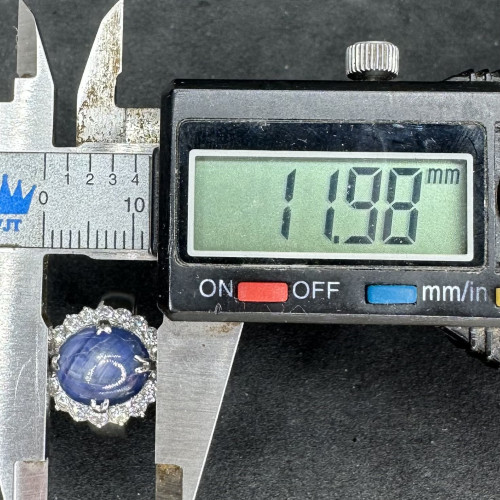 แหวน นิหร่า (ไพลิน) หลังเบี้ย ล้อมเพชร 18/0.54 กะรัต งานทองขาวโบราณ(ปาหะ) ขนาด 49 นน. 4.34 g 7