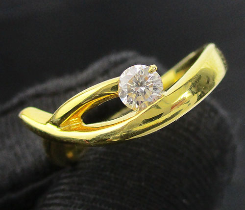 แหวน เพชรเดี่ยวไขว้ เพชร 1 เม็ด 0.15 กะรัต ทอง18K งานสวยมาก นน. 3.73 g