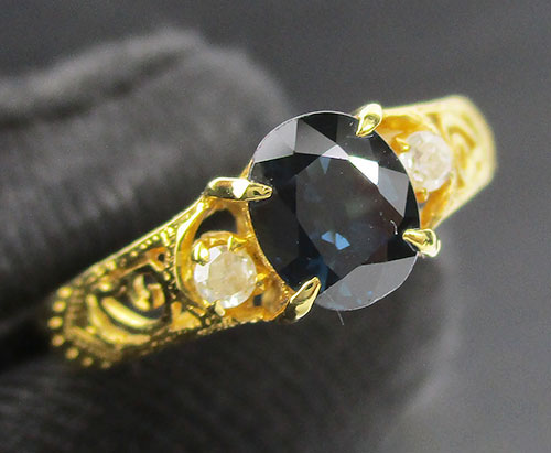 แหวน ไพลิน เจียร ฉลุลาย ฝังเพชรกุหลาบ 2 เม็ด 0.05 กะรัต ทอง18K งานสวยมาก นน. 2.58 g