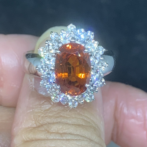 แหวน บุษราคัม ซีลอน 3.50 กะรัต  ล้อมเพชร 24/1.32 กะรัต ทอง18K ขนาด 59.5 พร้อม Cert. นน. 8.04 g