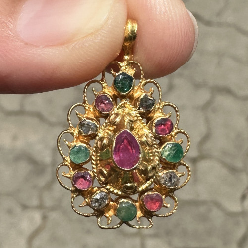 จี้ 3 สี ทรงหยดน้ำ ทับทิม มรกต เพชรซีก ฉลุลาย ทอง90 นน. 3.54 g