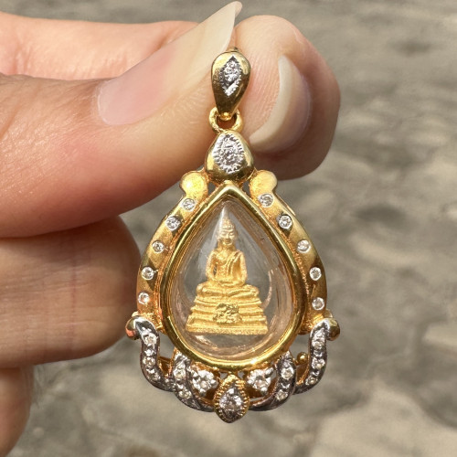 หลวงพ่อโสธร เนื้อทองคำ กรอบทอง ฝังเพชร 25 เม็ด 0.28 กะรัต นน. 5.67 g