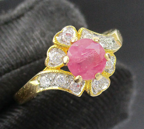 แหวน ทับทิม เจียร ล้อมพลอยขาว ทอง18K งานสวยมาก นน. 2.60 g