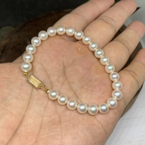 สร้อยข้อมือ มุก สีขาว 6.6 มิล รอบเส้น ตะขอทอง14K ความยาว 19.00 ซม. ร้อยด้วยสลิง นน. 11.07 g 