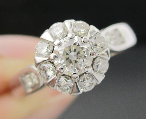 แหวน เพชรกระจุก 0.25 กะรัต ล้อมเพชร 12 เม็ด 0.32 กะรัต ทอง18Kขาว งานสวยมาก นน. 5.24 g