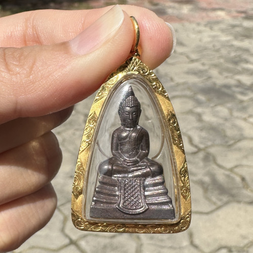 หลวงพ่อโสธร ลอยองค์ เนื้อทองแดงรมดำ เลี่ยมทอง75-90% นน. 15.87 g