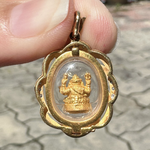 พระพิฆเนศวร เนื้อทองคำ กรอบทอง ฝังเพชร 17 เม็ด 0.10 กะรัต ทอง75% นน. 4.93 g 1