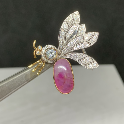 เข็มกลัด ผึ้ง ทับทิม พม่า กิมบ่อเซี่ยง ฝังเพชร 49 เม็ด 0.60 กะรัต ทอง14K + งานทองขาวโบราณ (ปาหะ) นน.