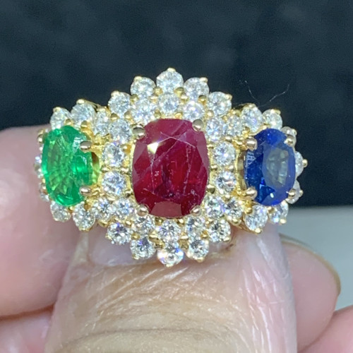 แหวน ทับทิม สยาม มรกต ไพลิน ฝังเพชร 41/1.23 ct บ่าข้าง 16/0.16 ct ทอง90 ขนาด 48.5 พร้อม Cert. นน. 11