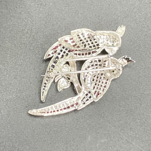 เข็มกลัด นกแก้ว ฝังทับทิม ไพลิน พม่า ฝังไร้หนาม เพชร 80/2.00 ct ทอง18K พร้อม Cert. งานสวยหรู ดูดีม้า 1