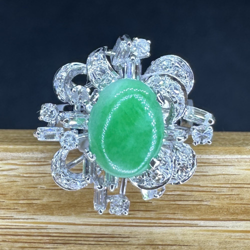 แหวน หยก พม่า ล้อมเพชร 25/0.56 ct ฝังเพชร Baguette 9/0.18 ct งานทองขาวโบราณ(ปาหะ) ขนาด 50.5 นน. 5.70